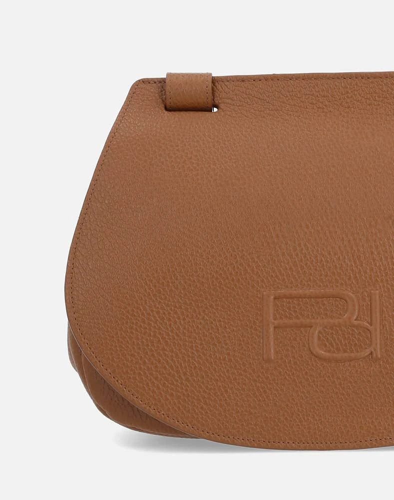 Bolso bandolera en piel color cuero con solapa grabada al frente en relieve de Pd para mujer