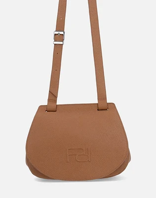 Bolso bandolera en piel color cuero con solapa grabada al frente en relieve de Pd para mujer