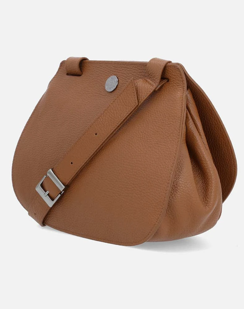 Bolso bandolera en piel color cuero con solapa grabada al frente en relieve de Pd para mujer