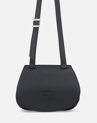 Bolso bandolera en piel color negro con solapa grabada al frente en relieve de Pd para mujer