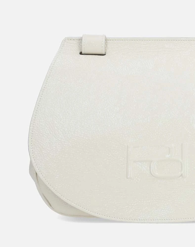 Bolso bandolera en piel charol color blanca con solapa grabada al frente en relieve de Pd para mujer