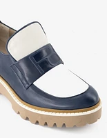 Mocasín en piel napa con banda grabada color azul para mujer