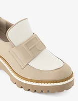 Mocasín en piel napa con banda grabada color beige y blanco para mujer