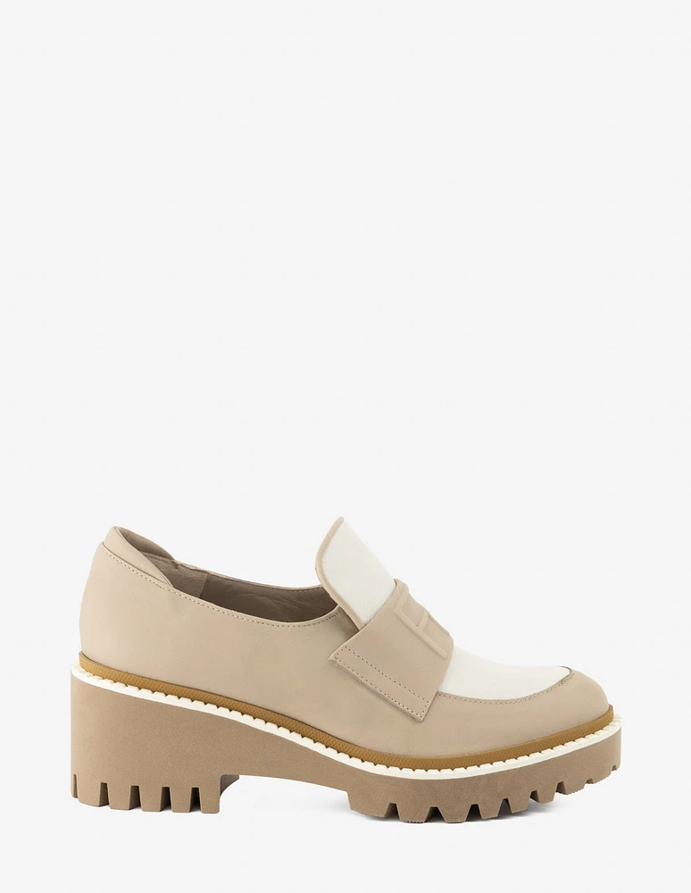 Mocasín en piel napa con banda grabada color beige y blanco para mujer