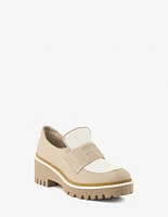 Mocasín en piel napa con banda grabada color beige y blanco para mujer