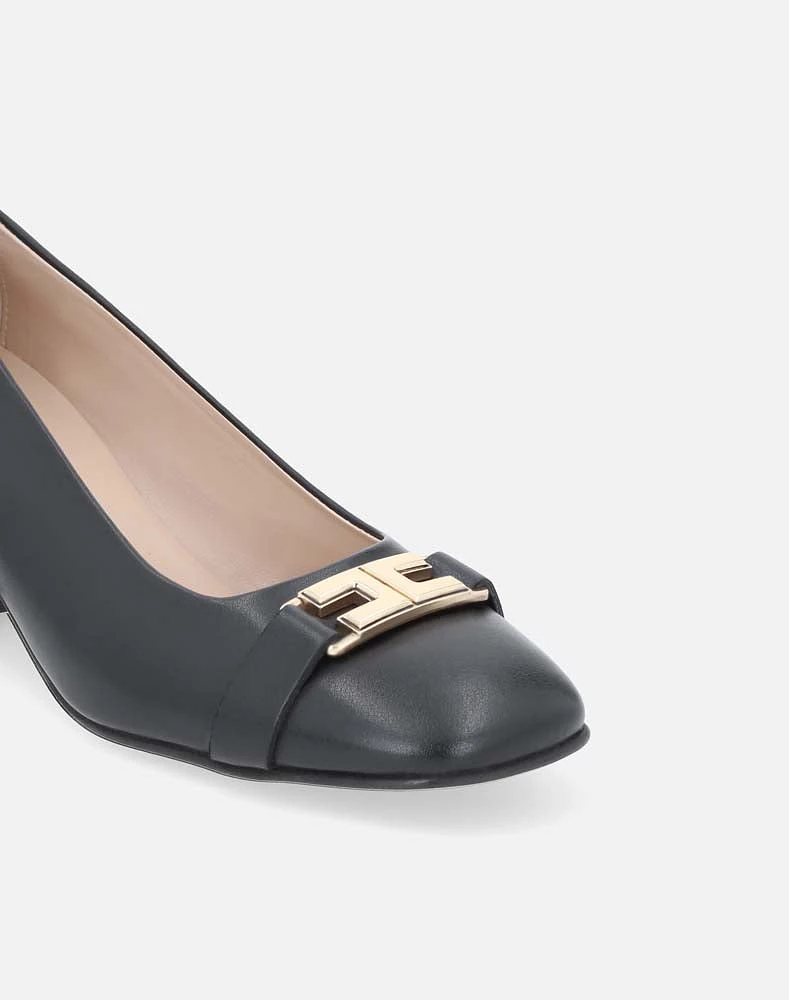 Zapatilla en piel color negro con hebilla la pala para mujer