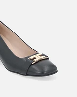 Zapatilla en piel color negro con hebilla la pala para mujer