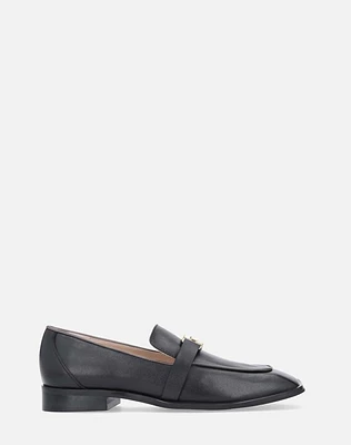 Mocasín en piel color negro y hebilla la pala, para mujer