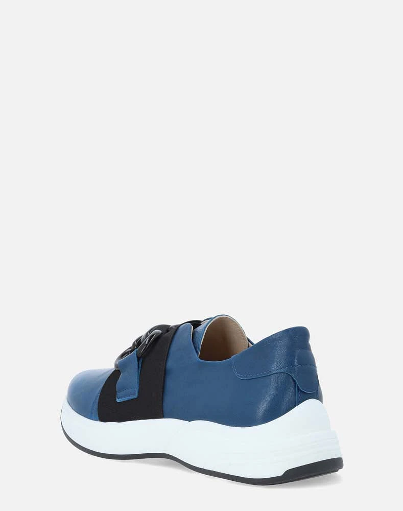 Zapato deportivo en piel napa color azul con hebilla metálica para mujer