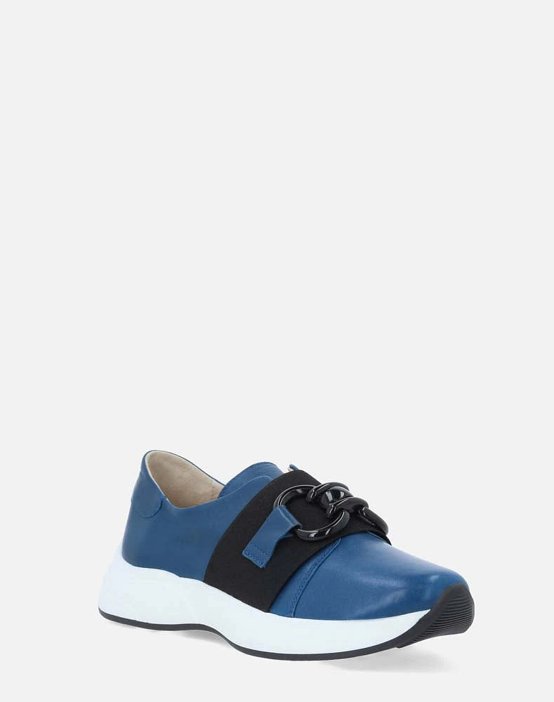 Zapato deportivo en piel napa color azul con hebilla metálica para mujer