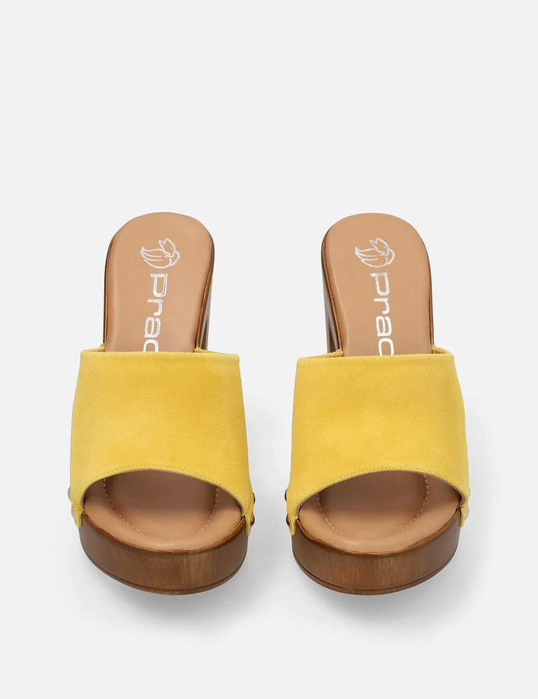 Mule con tachas en piel ante color amarillo