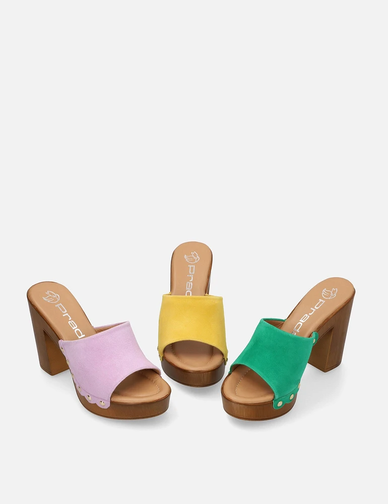 Mule con tachas en piel ante color amarillo