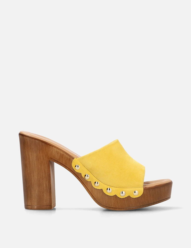 Mule con tachas en piel ante color amarillo