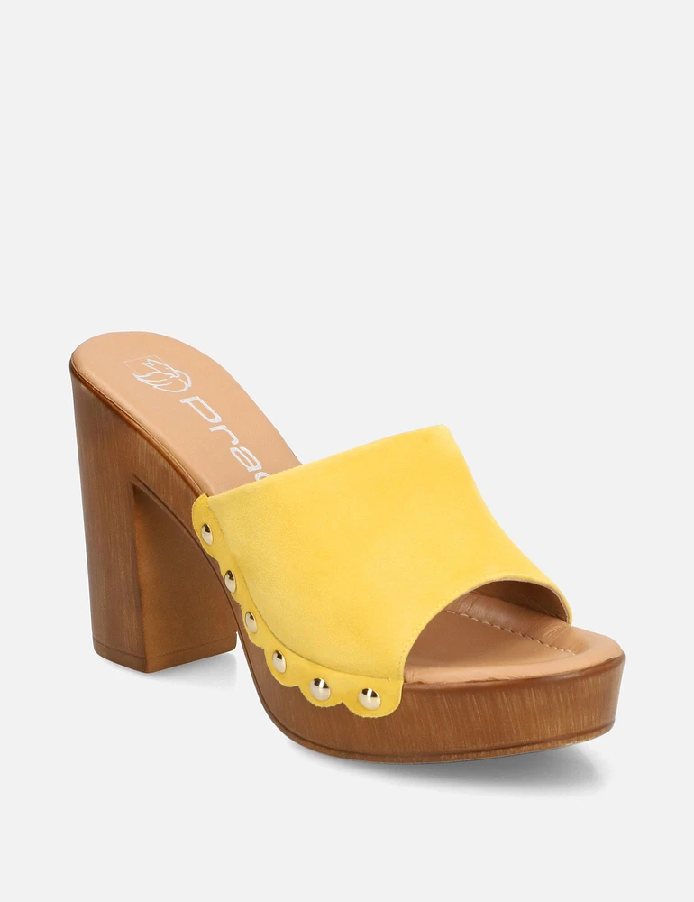 Mule con tachas en piel ante color amarillo