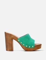 Mule con tachas en piel ante color verde