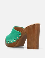 Mule con tachas en piel ante color verde