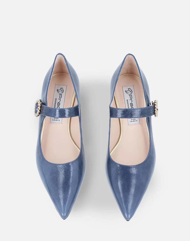 Zapato tipo Mary Jane en piel azul  con hebilla circular decorado de pedrería para dama