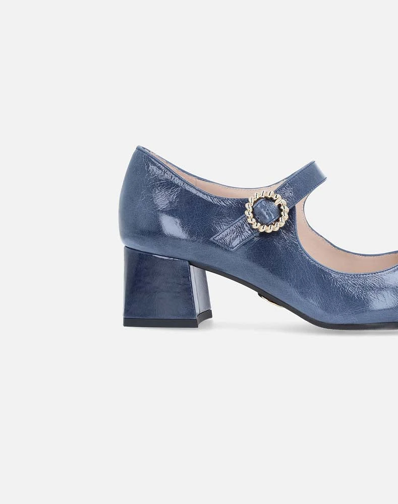 Zapato tipo Mary Jane en piel azul  con hebilla circular decorado de pedrería para dama