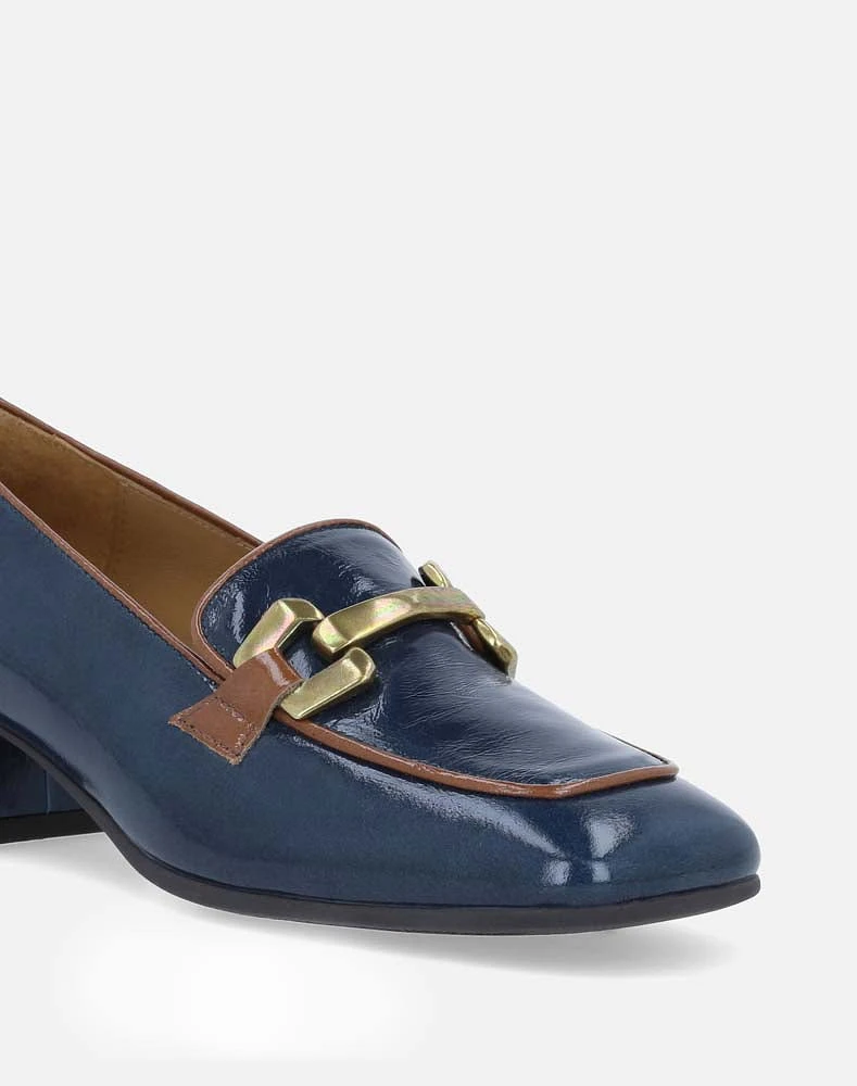 Mocasín en piel charol color azul con maxi hebilla para mujer