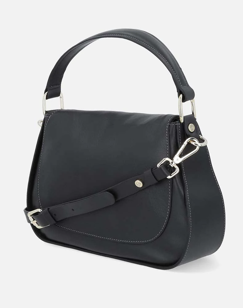 Bolso al hombro con solapa en piel color negro y frente de pelo en color negro para mujer