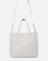 Bolso tipo tote mediano en piel grabada de letras descompuestas Prada en color beige