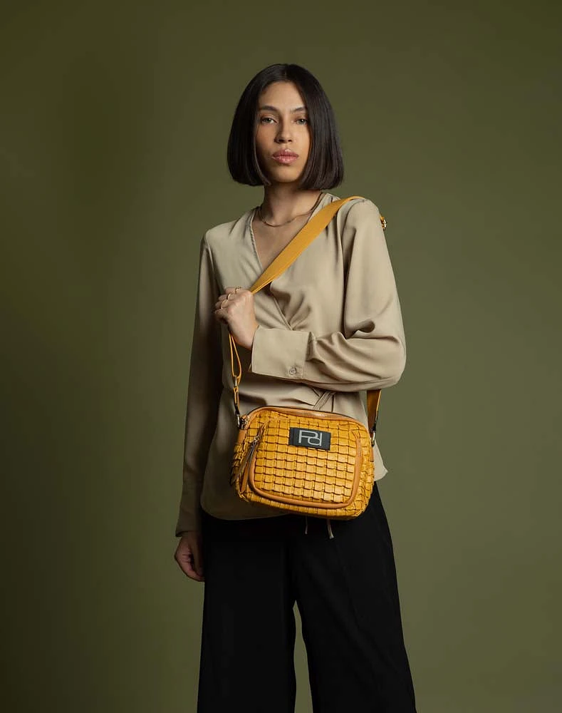 Bolso bandolera en piel vegana color amarillo y  tres compartimientos con cierres para mujer