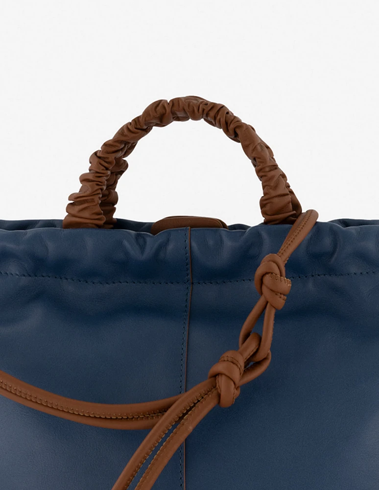 Bolso bandolera con grabado Pd al frente en color azul para mujer