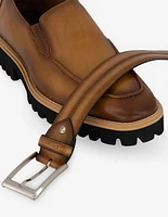 Mocasín en piel napa color cuero con suela dentada para hombre