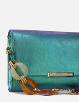 Bolso clutch en piel metalizada  con efecto iridiscente