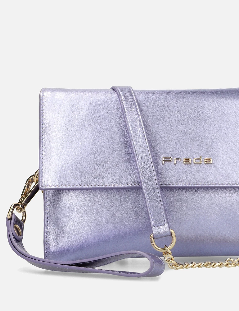 Bolso clutch en piel metalizada color lila