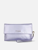 Bolso clutch en piel metalizada color lila