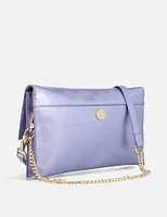 Bolso clutch en piel metalizada color lila