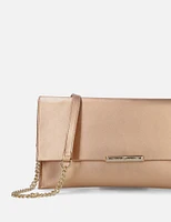 Bolso clutch con solapa en piel metalizada color bronce