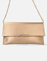 Bolso clutch con solapa en piel metalizada color bronce