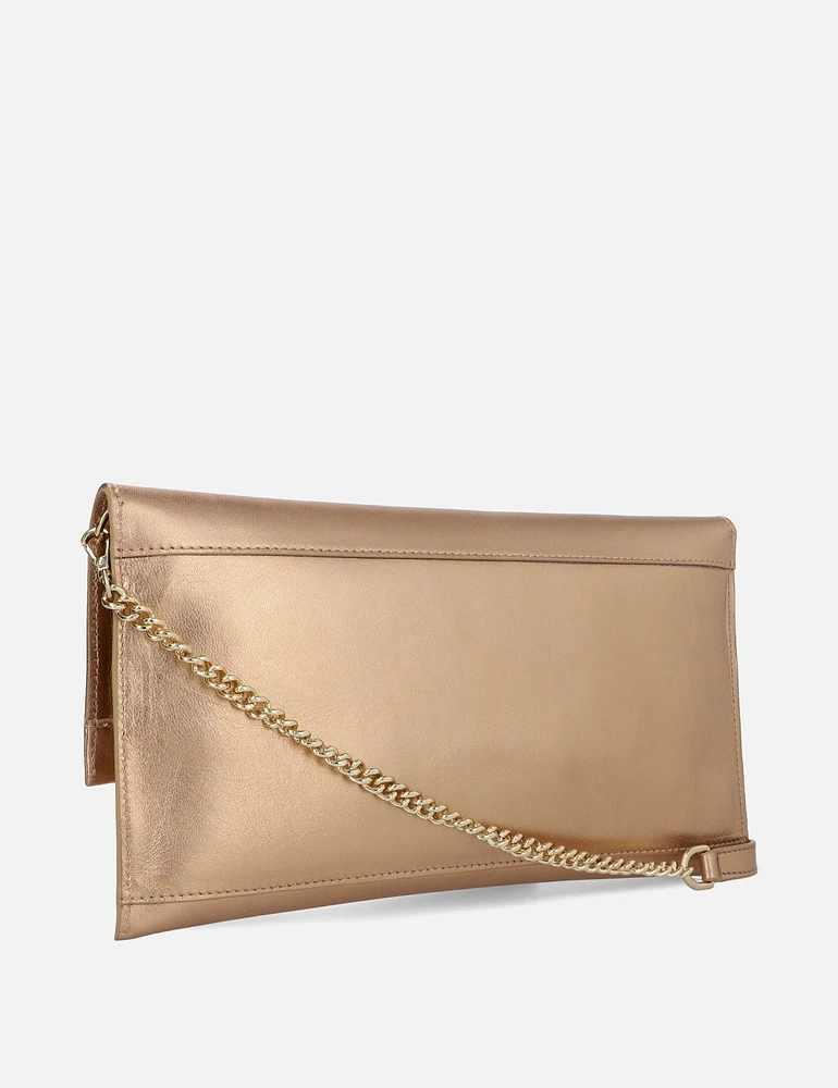 Bolso clutch con solapa en piel metalizada color bronce