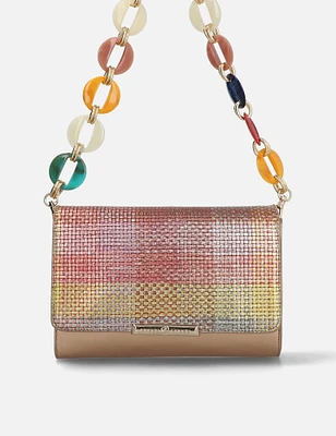 Bolso Clutch en piel napa metalizada y solapa con grabado canasta efecto multicolor