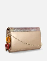 Bolso Clutch en piel napa metalizada y solapa con grabado canasta efecto multicolor