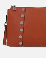 Bolso al hombro en piel color naranja y tachas planas para mujer