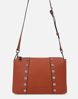 Bolso al hombro en piel color naranja y tachas planas para mujer