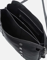 Bolso al hombro en piel color negro y tachas planas para mujer