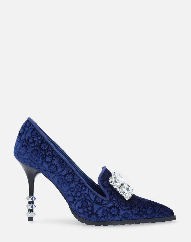 Zapatilla con copete en piel ante grabado color  azul y pedrería para mujer