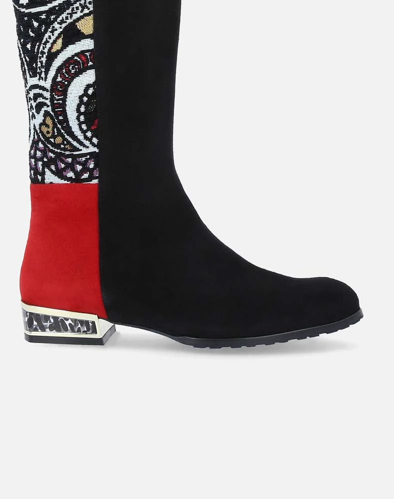 Bota de piso en color negro y textil  multicolor para mujer