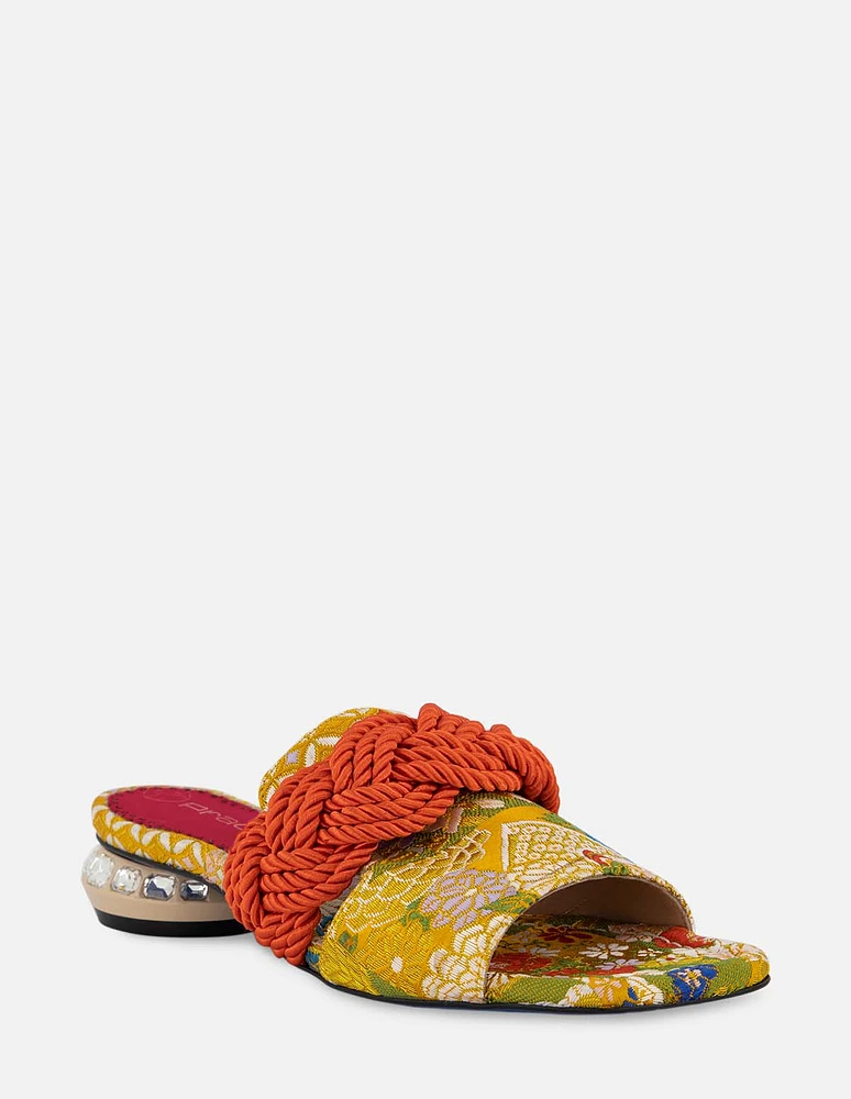 Sandalia en textil con diseño oriental color amarillo para mujer