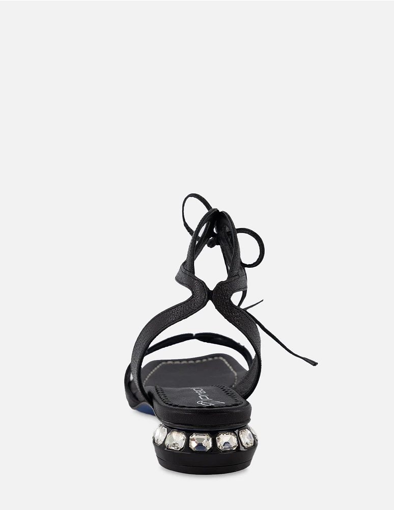 Sandalia de piso en piel bombeada color negro con tacón pedrería para mujer