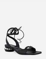 Sandalia de piso en piel bombeada color negro con tacón pedrería para mujer