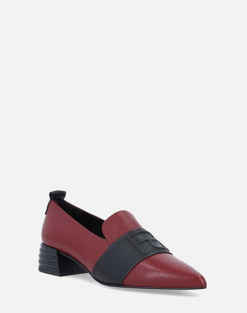 Mocasín en piel color rojo con detalle Pd para mujer