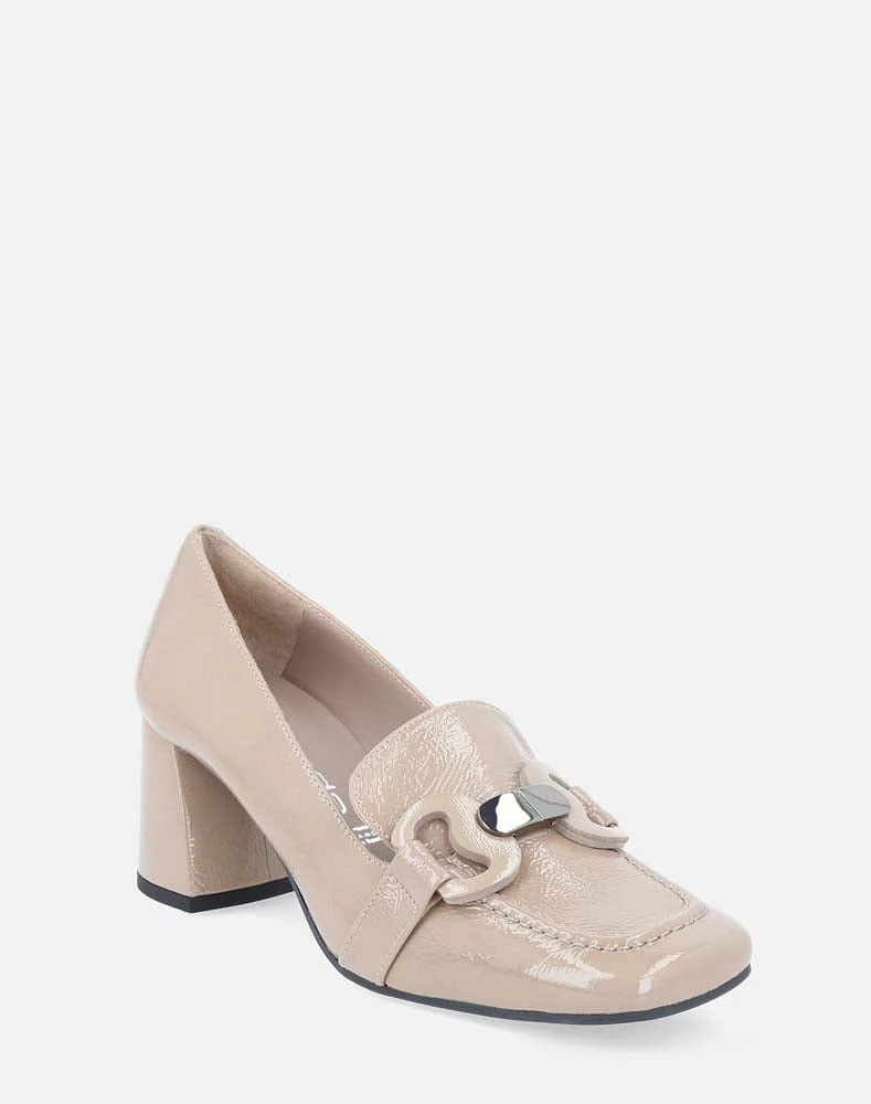 Mocasín en piel charol color beige con hebilla para mujer