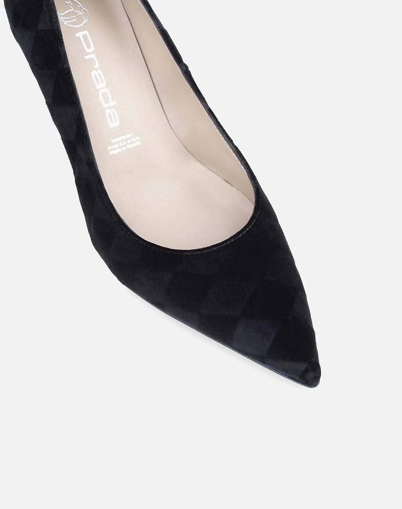 Zapatilla de terciopelo con detalle rombos en color negro punta aguda para mujer