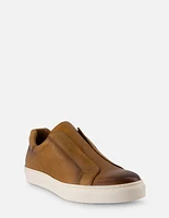 Tenis slip on en piel color cuero para hombre