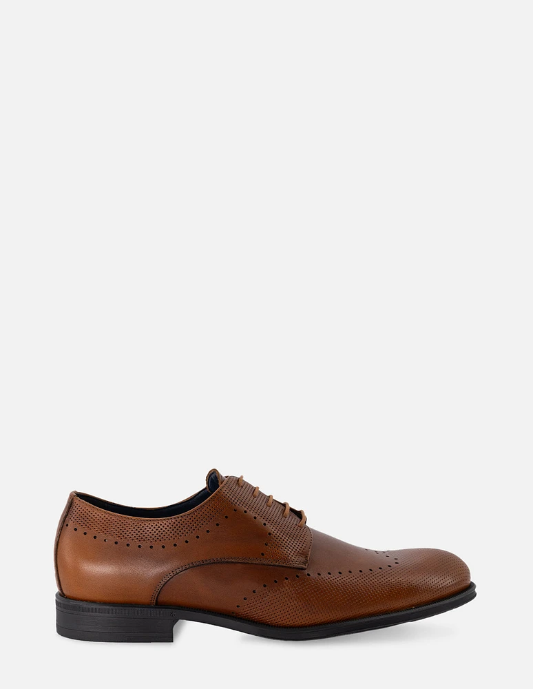 Zapato Blucher en piel color cuero con picado para hombre